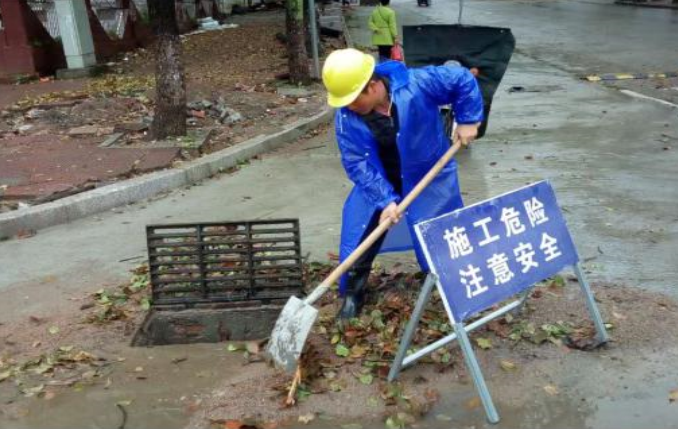 县住建局快速响应，开展暴雨后清理整洁修复工作